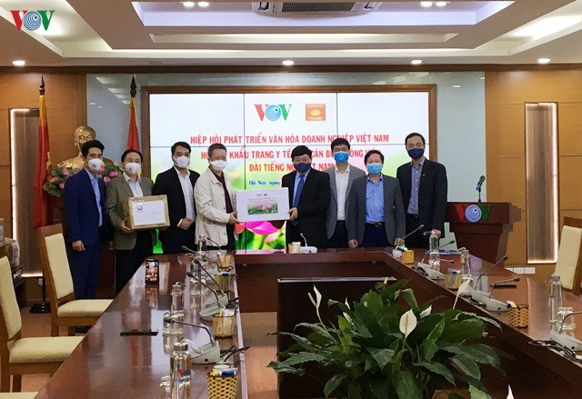 Hiệp hội phát triển văn hóa DN Việt Nam tặng khẩu trang y tế cho VOV